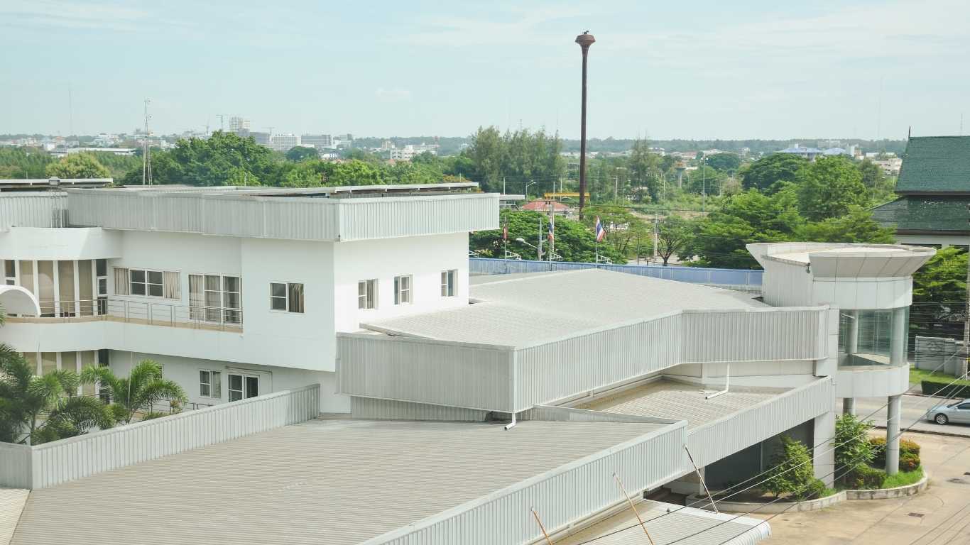 white commercial building needing an unbiased roof inspection
